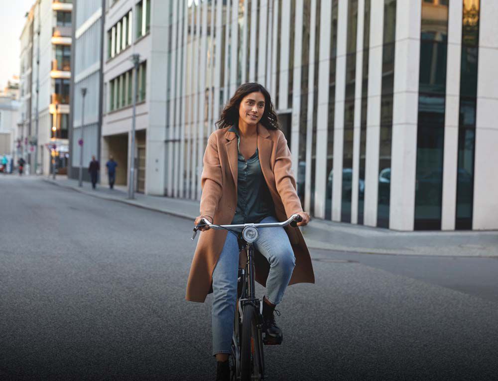 Frau f&auml;hrt auf dem Fahrrad.