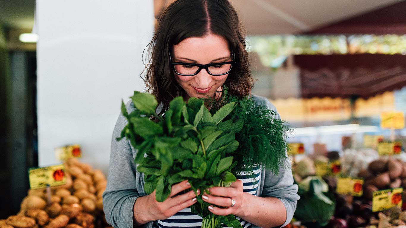 Hannah Frey mit Gemüse in der Hand. 