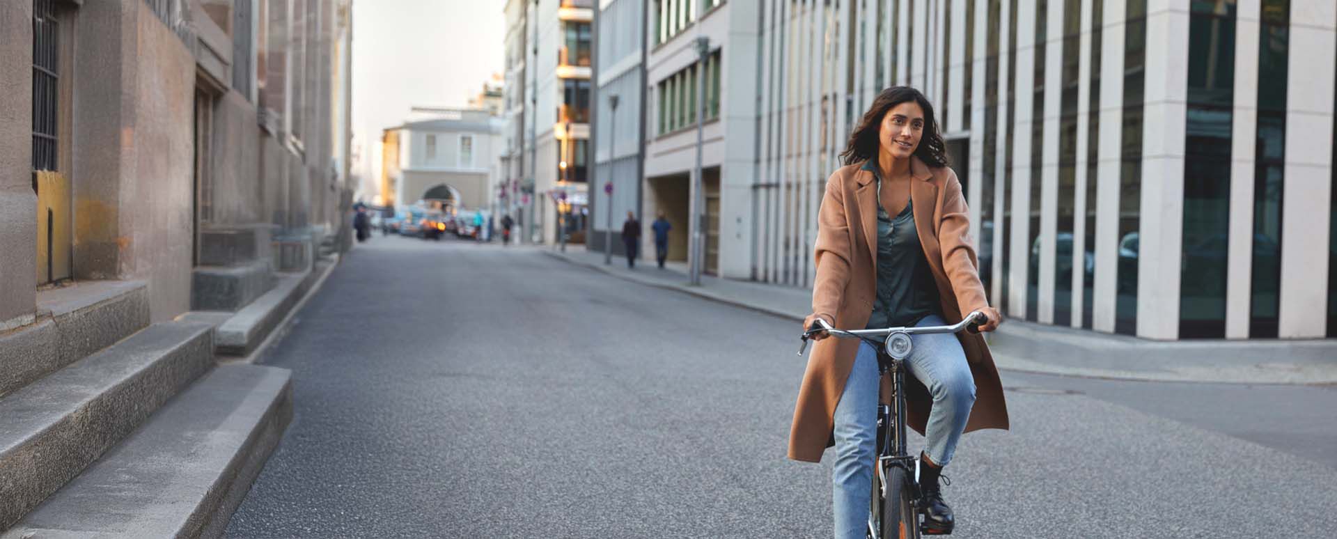 Frau f&auml;hrt auf dem Fahrrad.