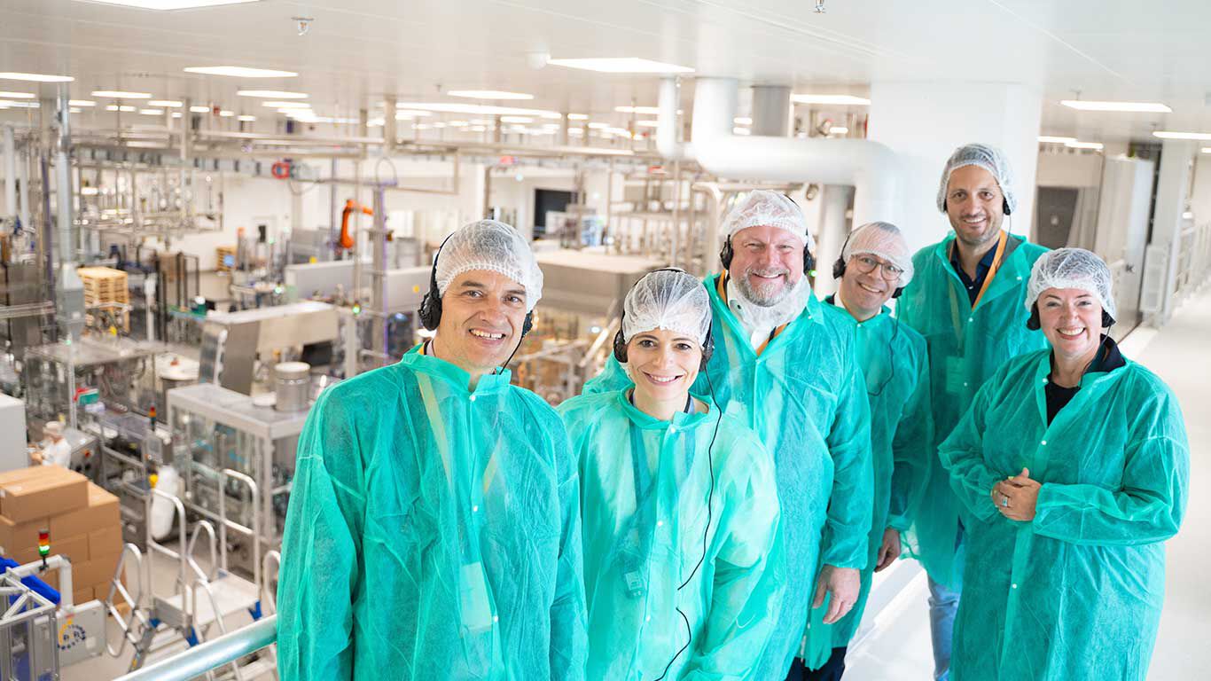 CEO Katharina H&ouml;hne mit Maximilian von Kempis, Bonita Grupp und Regionalvertretern in Schutzkleidung bei der Produktion von Kneipp.