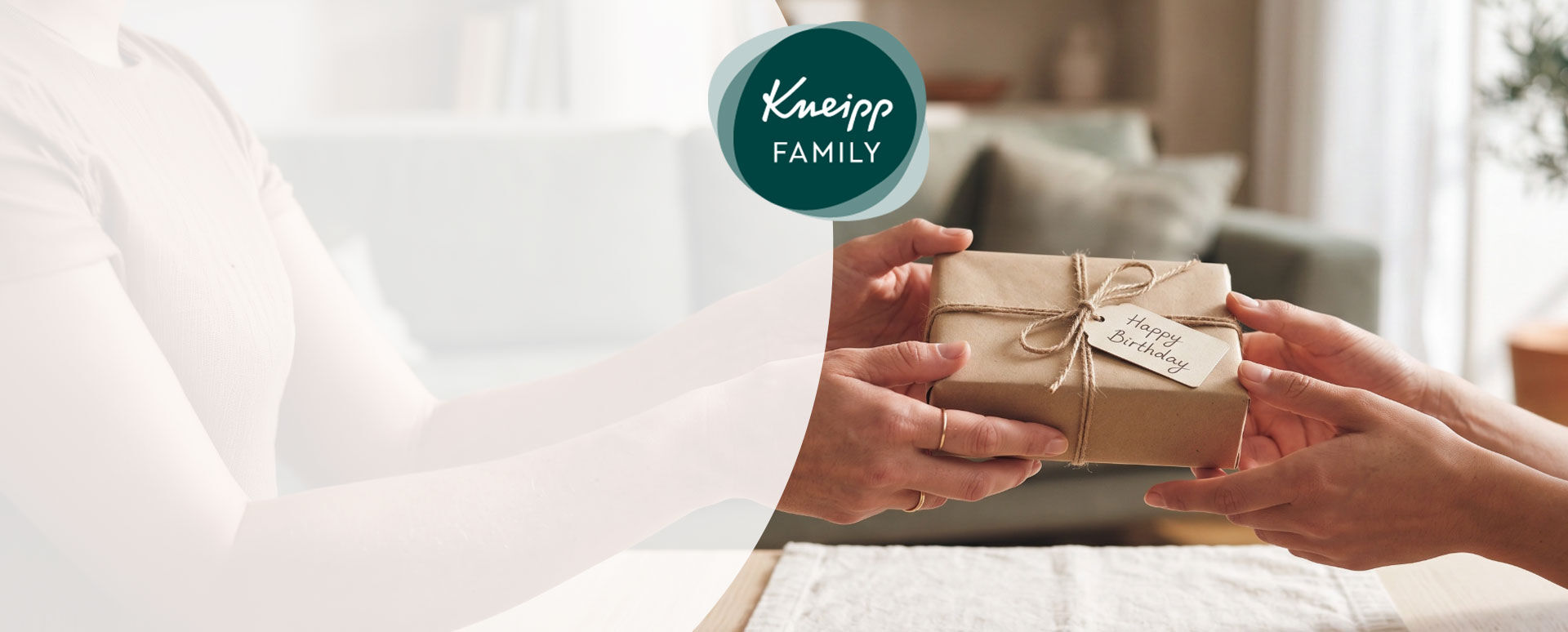 Ein Geschenk wird von Hand zu Hand &uuml;bergeben.