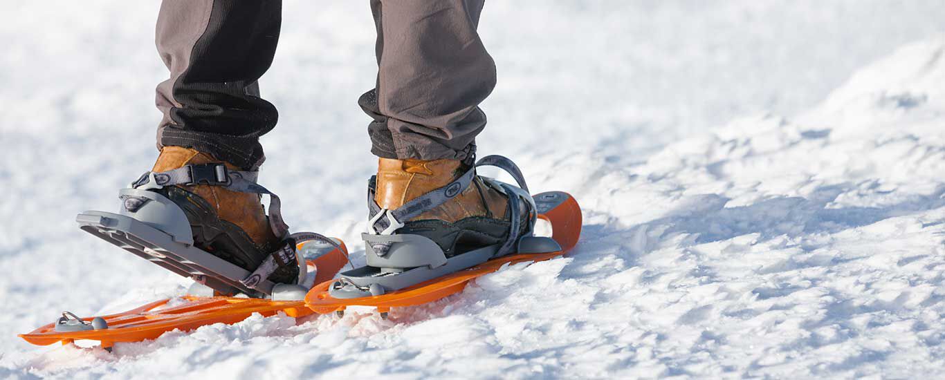 Schneeschuhe beim Schneeschuhwandern in Aktion.