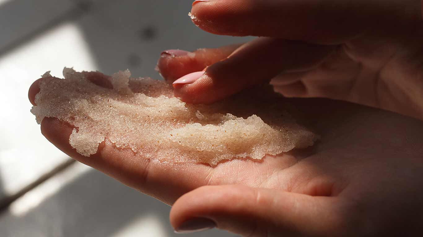 Peelingmischung in Hand. 