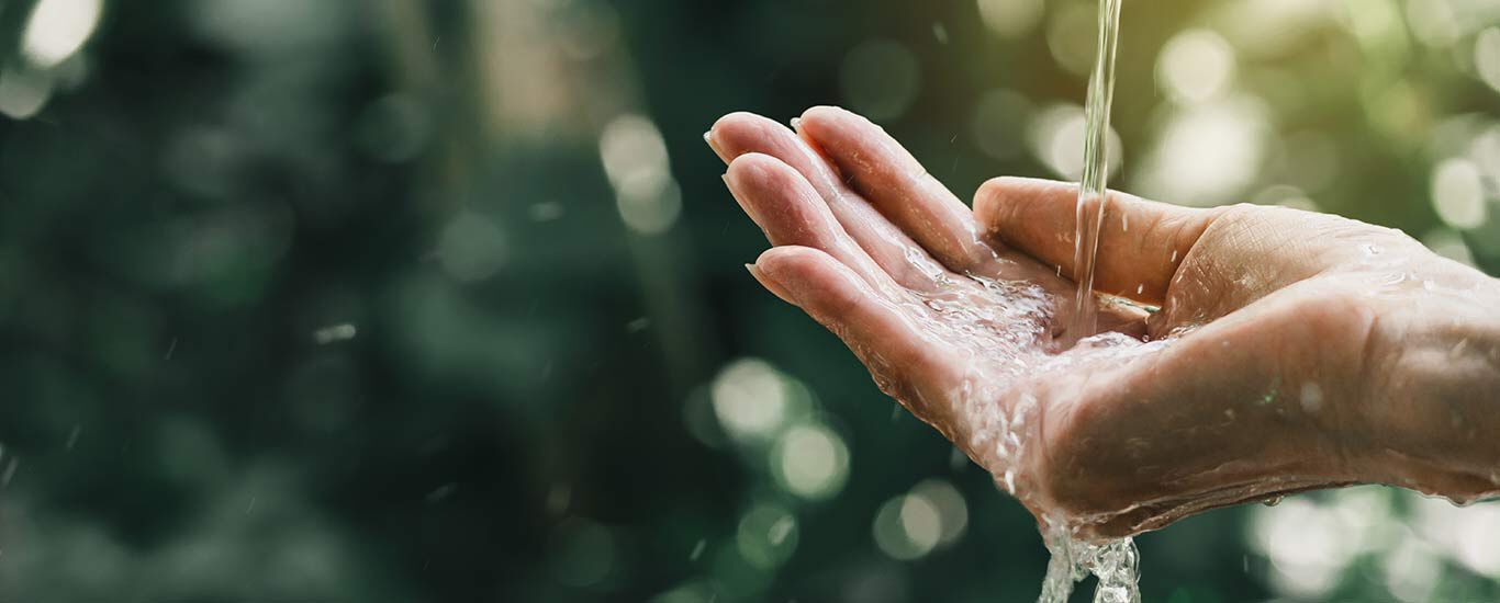 Hand fängt Wasser auf