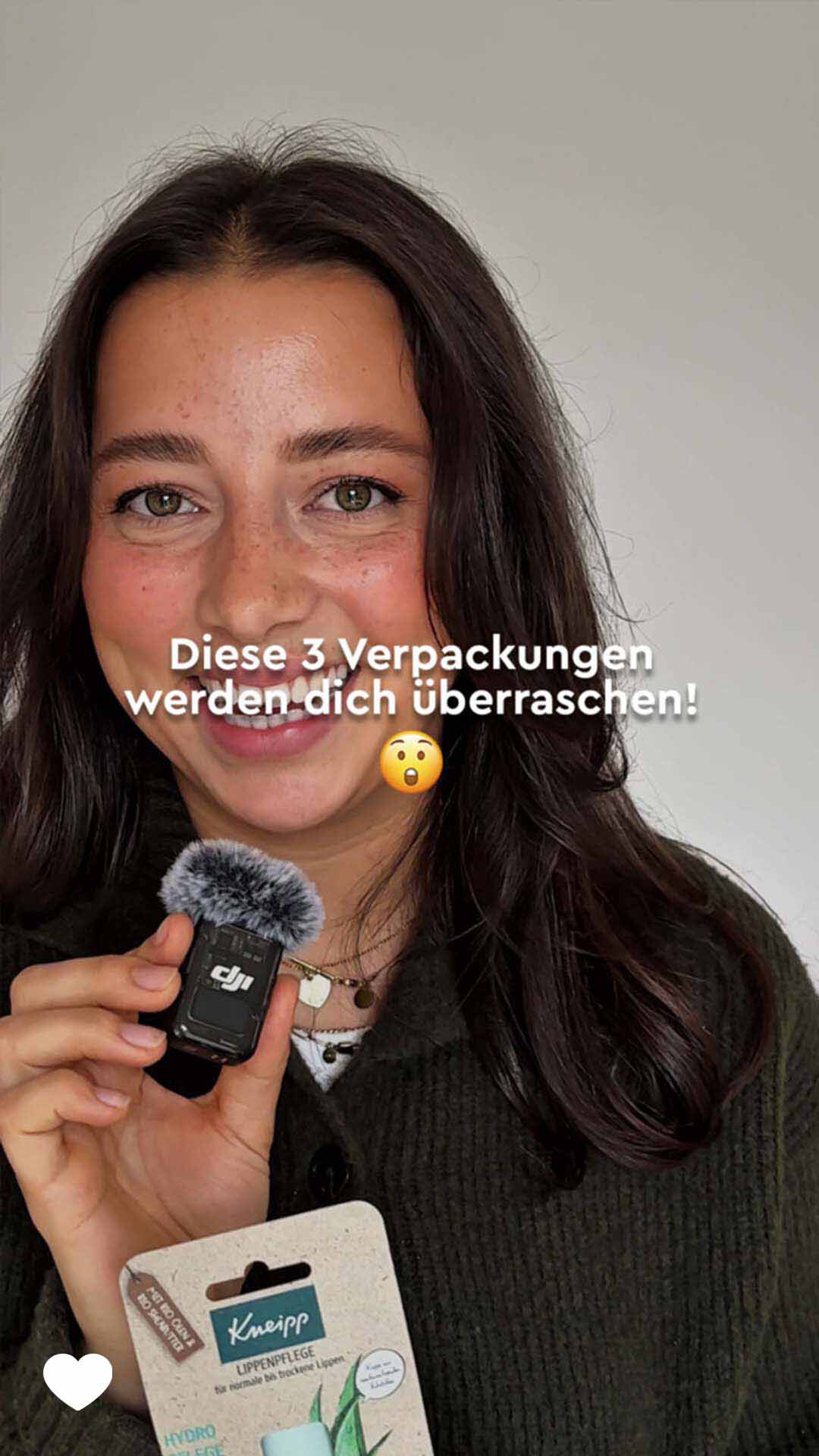 Diese 3 Verpackungen werden dich überraschen Frau hält Kneipp Lippenpflege in der Hand. Das bild hat eine Weiße Aufschrift mit: Diese 3 Verpackungen werden dich überraschen.