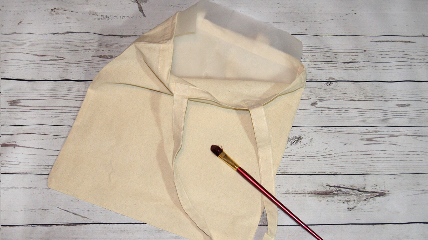 Schritt 1: Stecke das Backpapier in die Baumwolltasche
