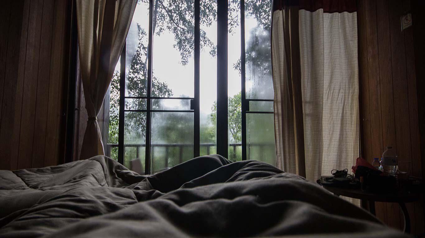 Offene Fenster im Schlafzimmer