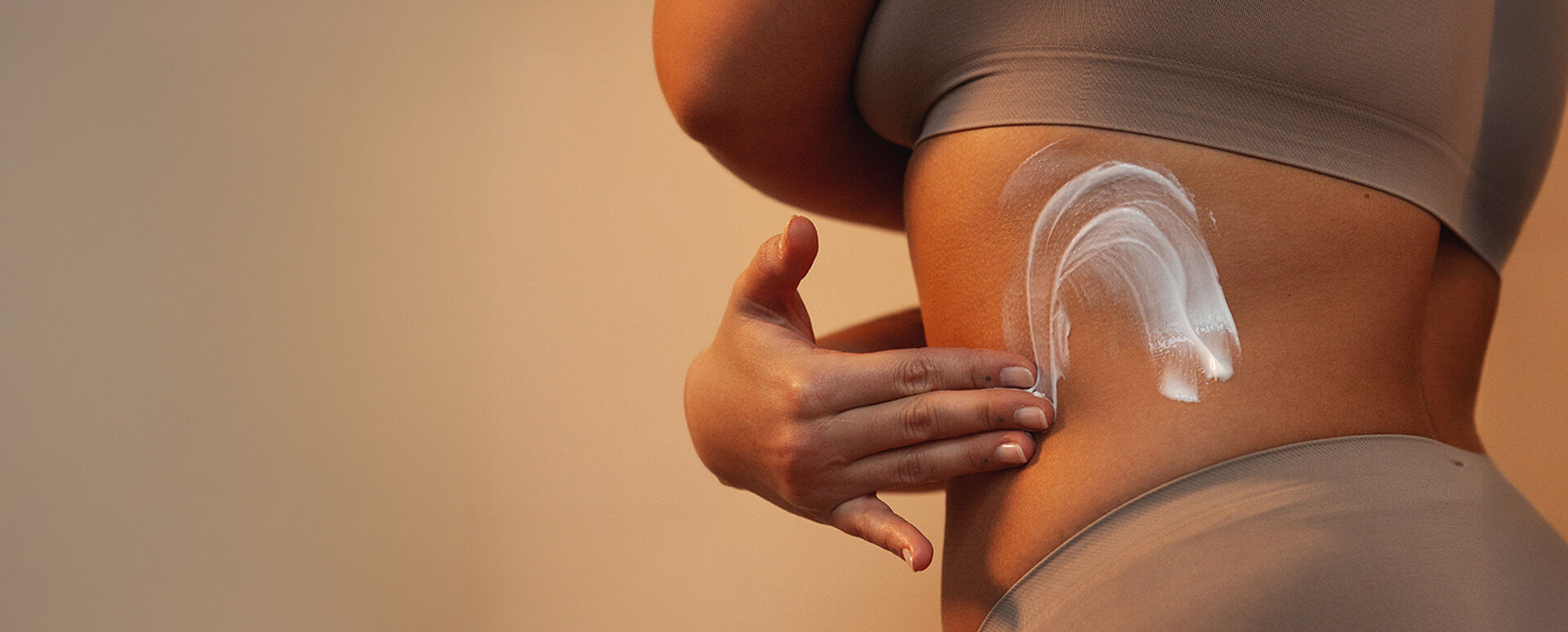 P&auml;rchen kuschelt im Bett.