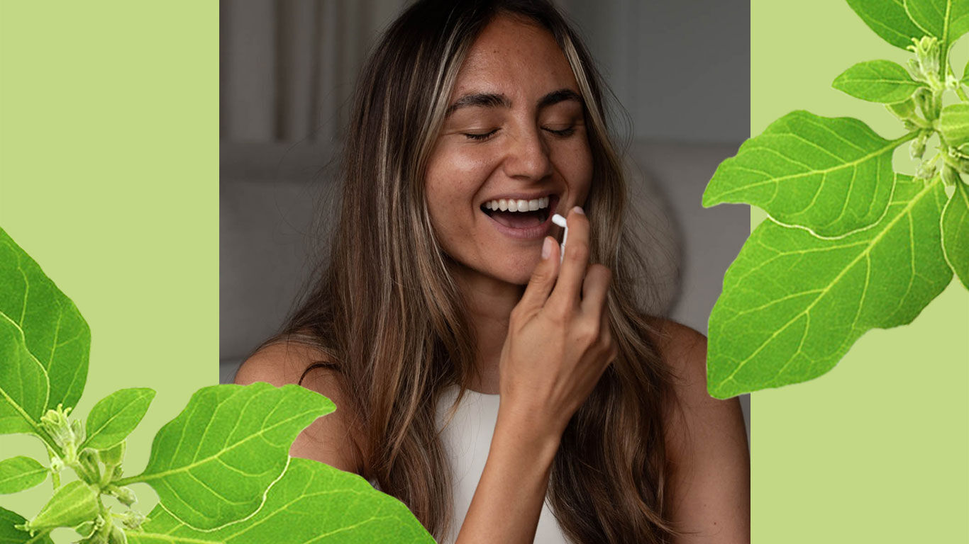 Frau benutzt Ashwagandha Spray von Kneipp.
