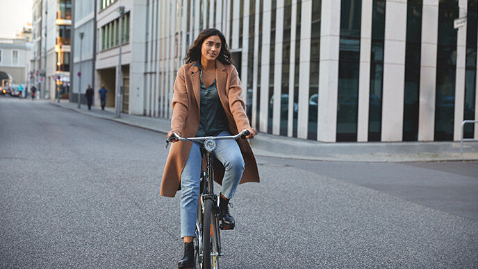 Frau fährt Fahrrad.