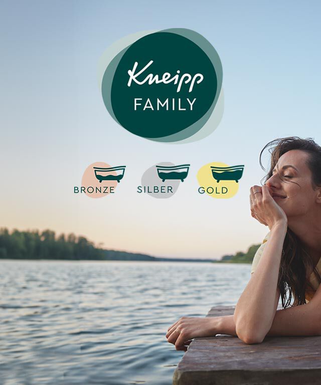 Entdecke die Kneipp Family und genieße die Vorteile Frau liegt auf einem Steg am See, Bild zeigt Logo der Kneipp Family sowie Status Kneipp Family Bronze, Silber, Gold