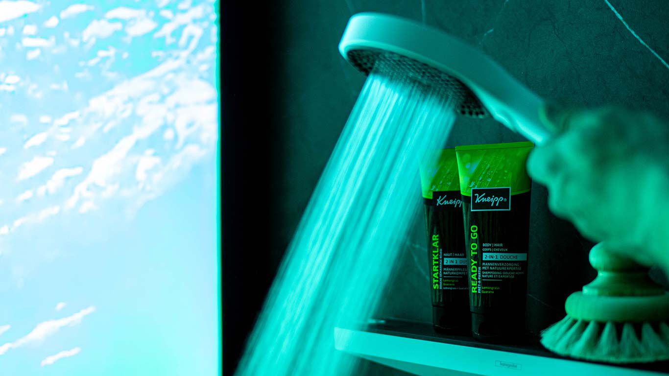 Kneipp Duschgel Startklar und hansgrohe Duschbrause.