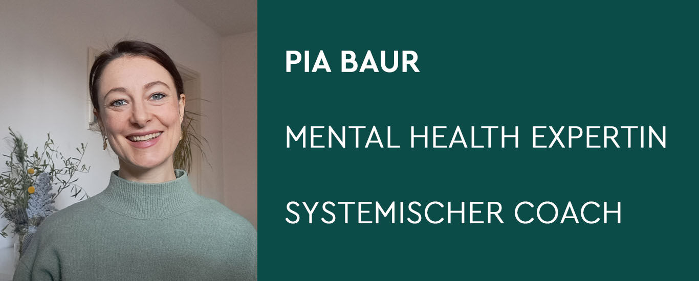Im Interview mit Pia Baur. Splitscreen mit Portrait von Pia Baur, Mental Health Expertin und Systematischer Coach auf der linken Seite. Rechts: Grünfläche mit Text "Pia Baur Mental health Expertin Systemischer Coach."