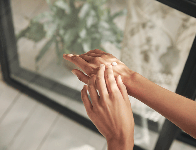 H&auml;nde cremen sich ein.