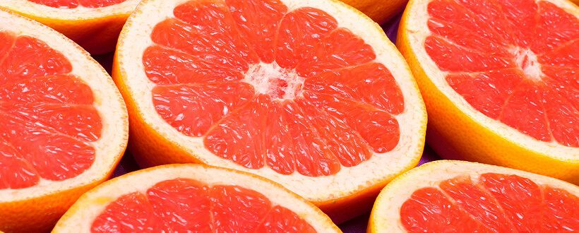 Nahaufnahme von halbierten Grapefruits