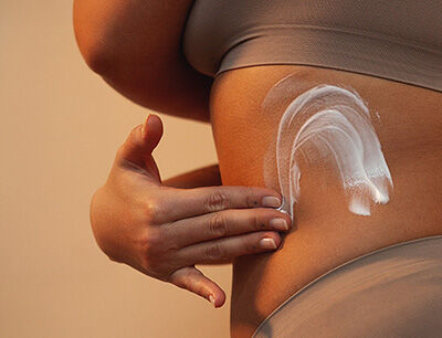 P&auml;rchen kuschelt im Bett.