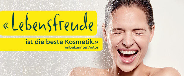 Frau lachend unter der Dusche mit Spruch
