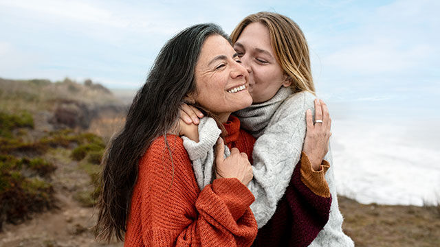 Hanna und Agnes umarmen sich, Hanna gibt Agnes einen Kuss auf die Wange