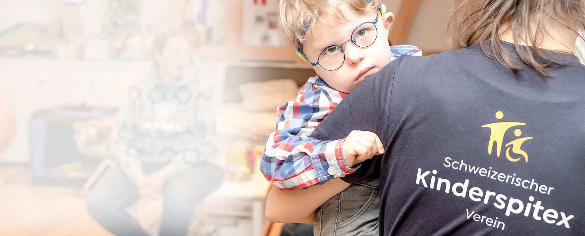 Frau mit Kind im Arm