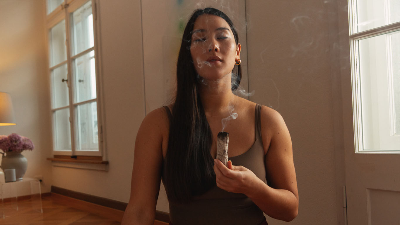 Frau mit Räucherstäbchen