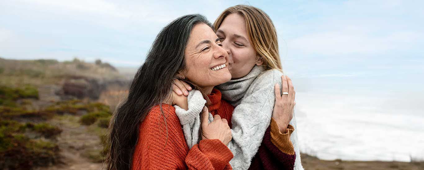 Hanna und Agnes umarmen sich, Hanna gibt Agnes einen Kuss auf die Wange