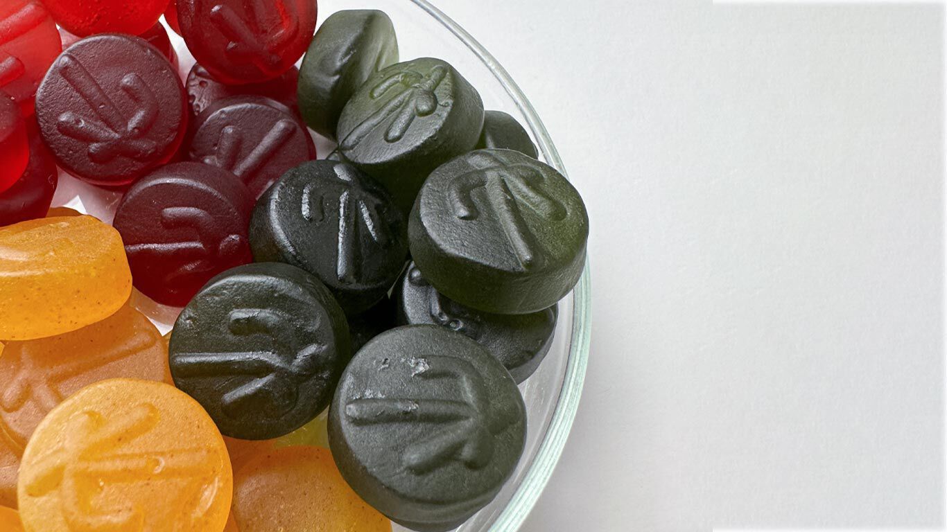 Viele bunte Kneipp Gummibärchen in einer Glasschale