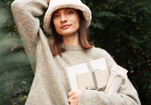 Frau mit Geschenk in der Hand