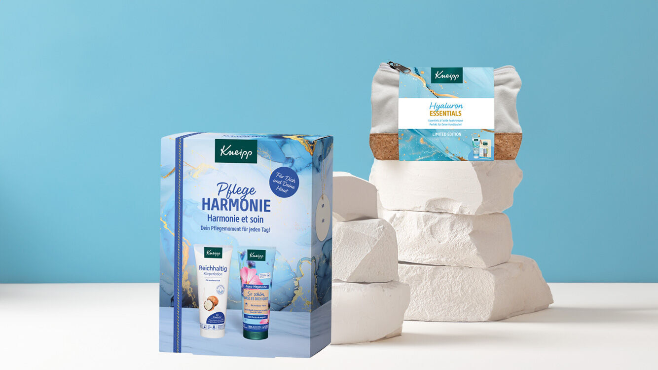 Geschenksets auf blau und weissem Hintergrund