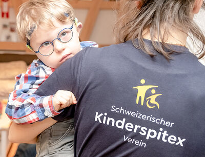 Frau mit Kind im Arm