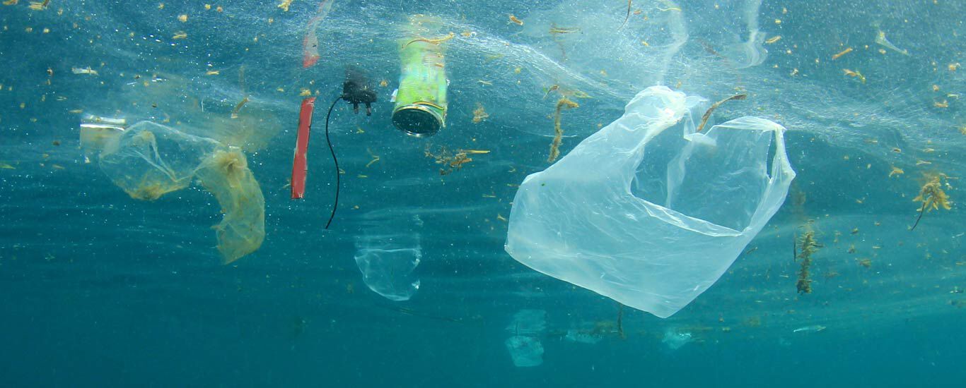 Unterwasseransicht: Plastikmüll schwimmt im Meer