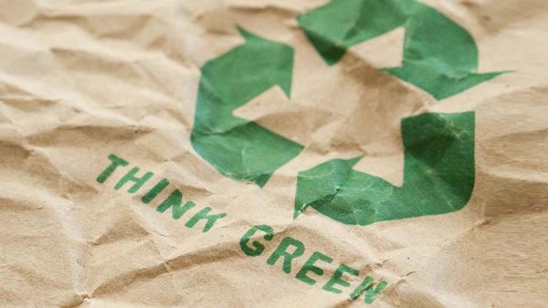 "Think Green" Aufdruck auf einer Papiertüte.