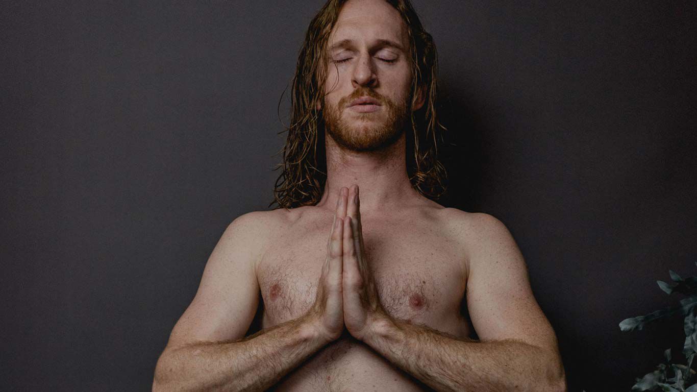 Kevin Silvergieter dans une pose de méditation de yoga