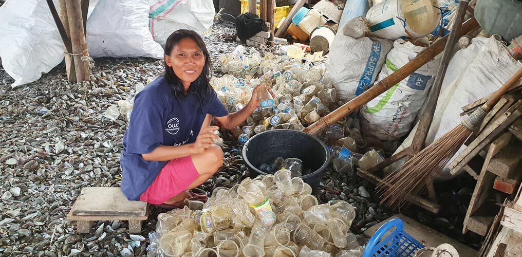 ReSea Angestellte beim Sortieren von Meeresplastik.