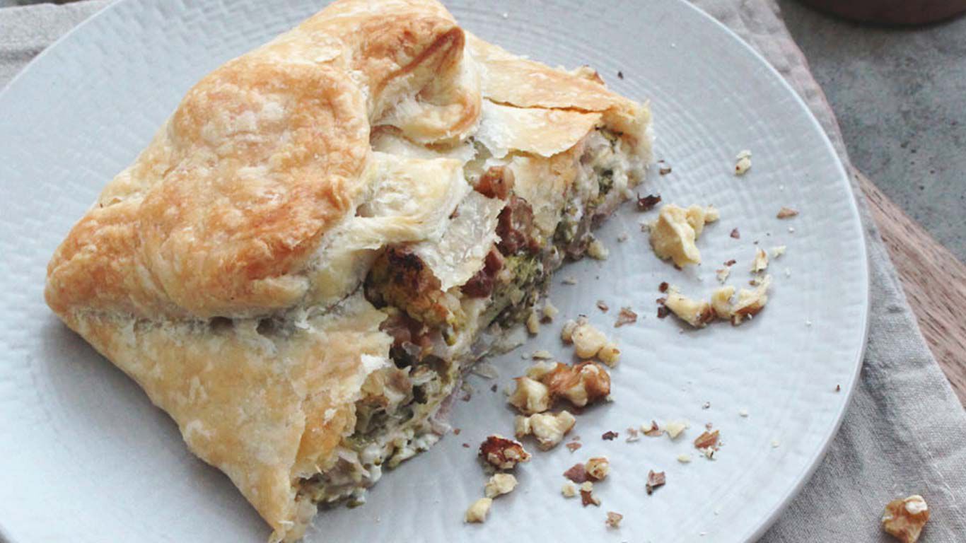 Strudel aux noix et brocolis sur une assiette.