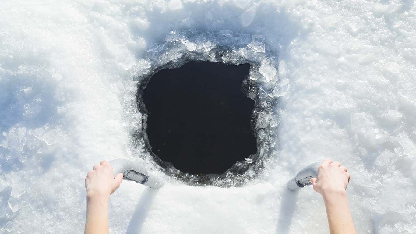 Trou dans la glace vu du ciel avec une échelle pour y accéder.