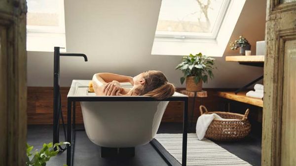 Vue arrière d'une femme dans la baignoire.