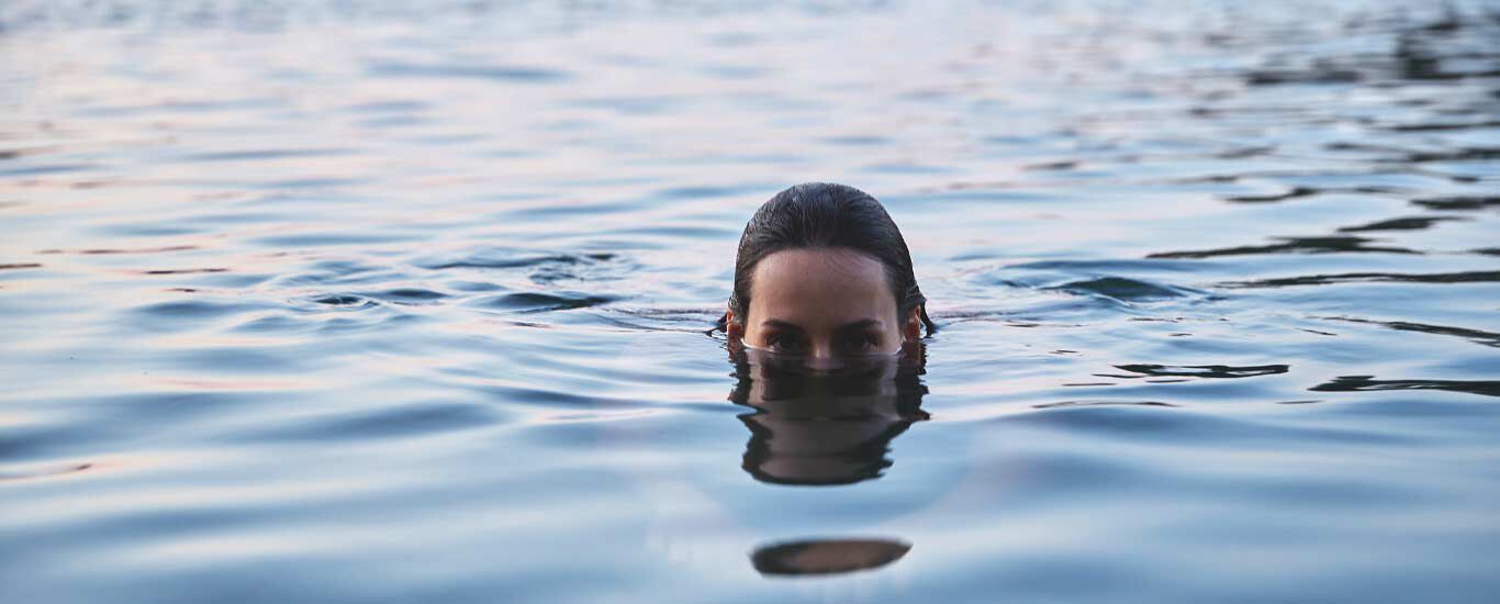 Eine Frau schwimmt im See.