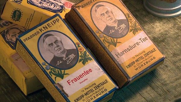 Historische Kneipp Produkte: Frauentee und Harnsäure-Tee.