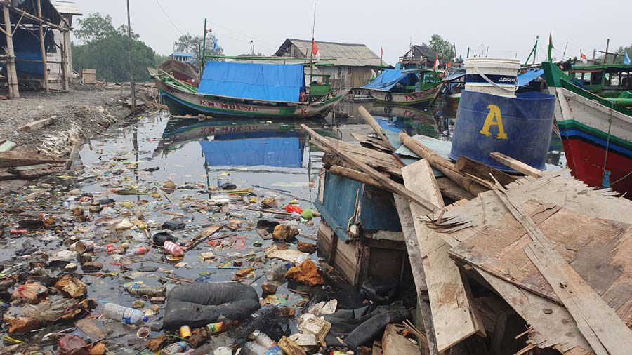 Criques de la mer de Java polluées par des déchets plastiques.