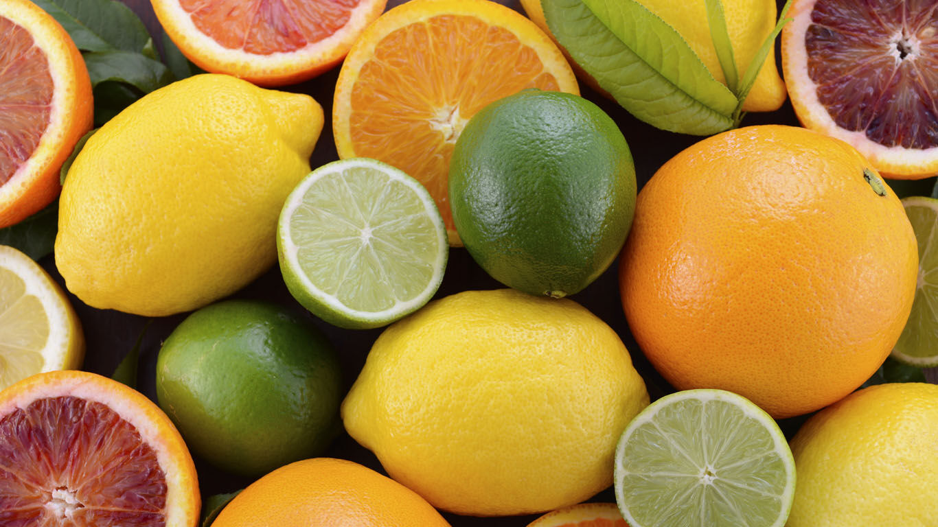 Différents agrumes : citrons, citrons verts, pamplemousses et oranges.