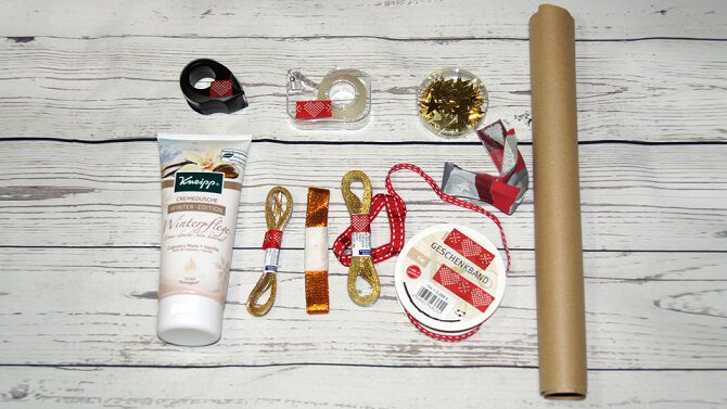 Dusch-Tube kreativ verpacken: mit Packpapier und Geschenkbandresten