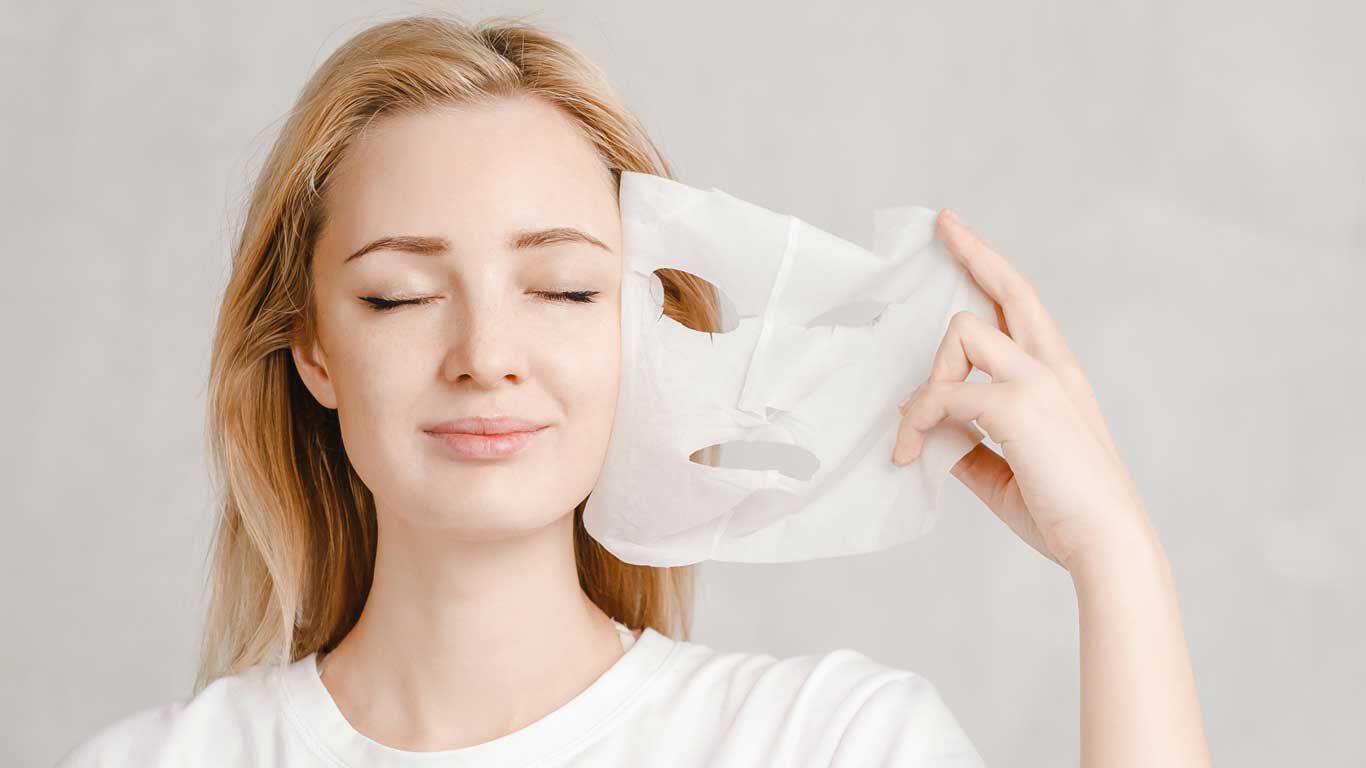 Femme détendue avec un masque en tissu