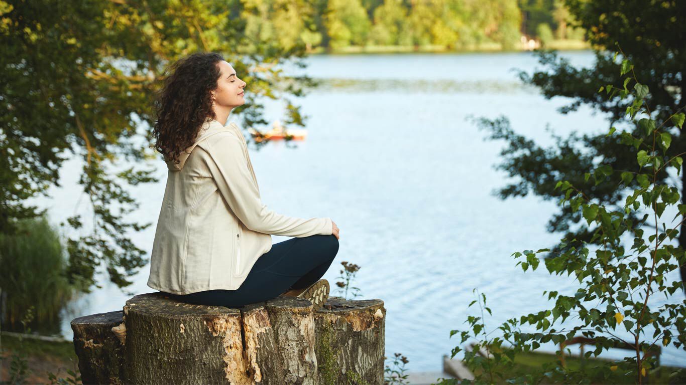 Une femme se détend dans la nature.