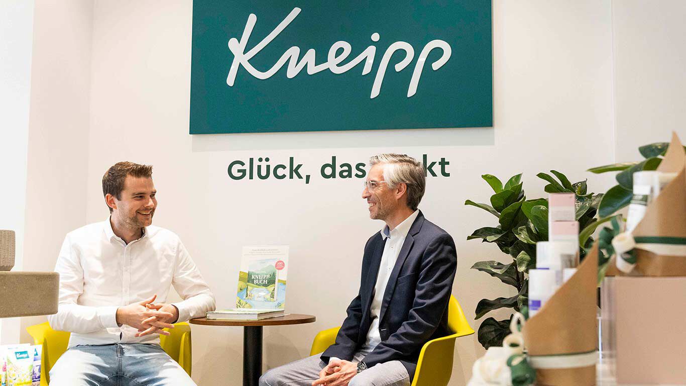 Julian Reitze, fondateur de Rezemo, s'entretient avec Philipp Keil, Head of Packaging Materials Management chez Kneipp.