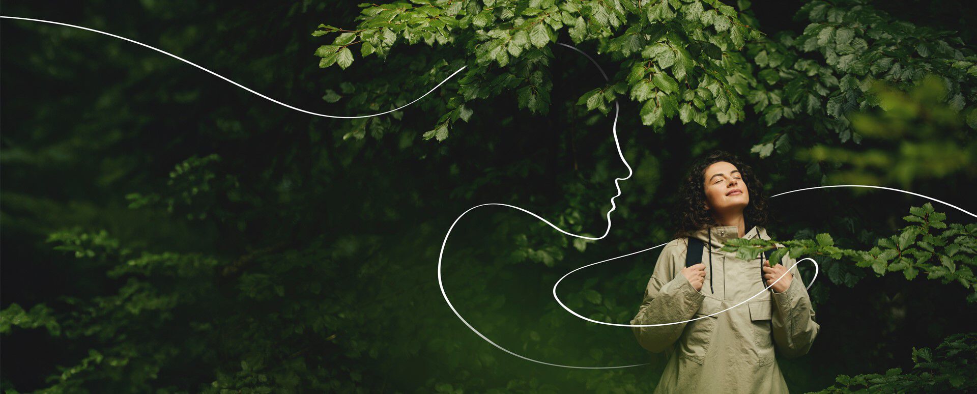 Une femme contemple la for&ecirc;t et le ciel, profitant de la nature. Une illustration blanche en forme de ligne traverse l'image et symbolise le profil d'une femme.