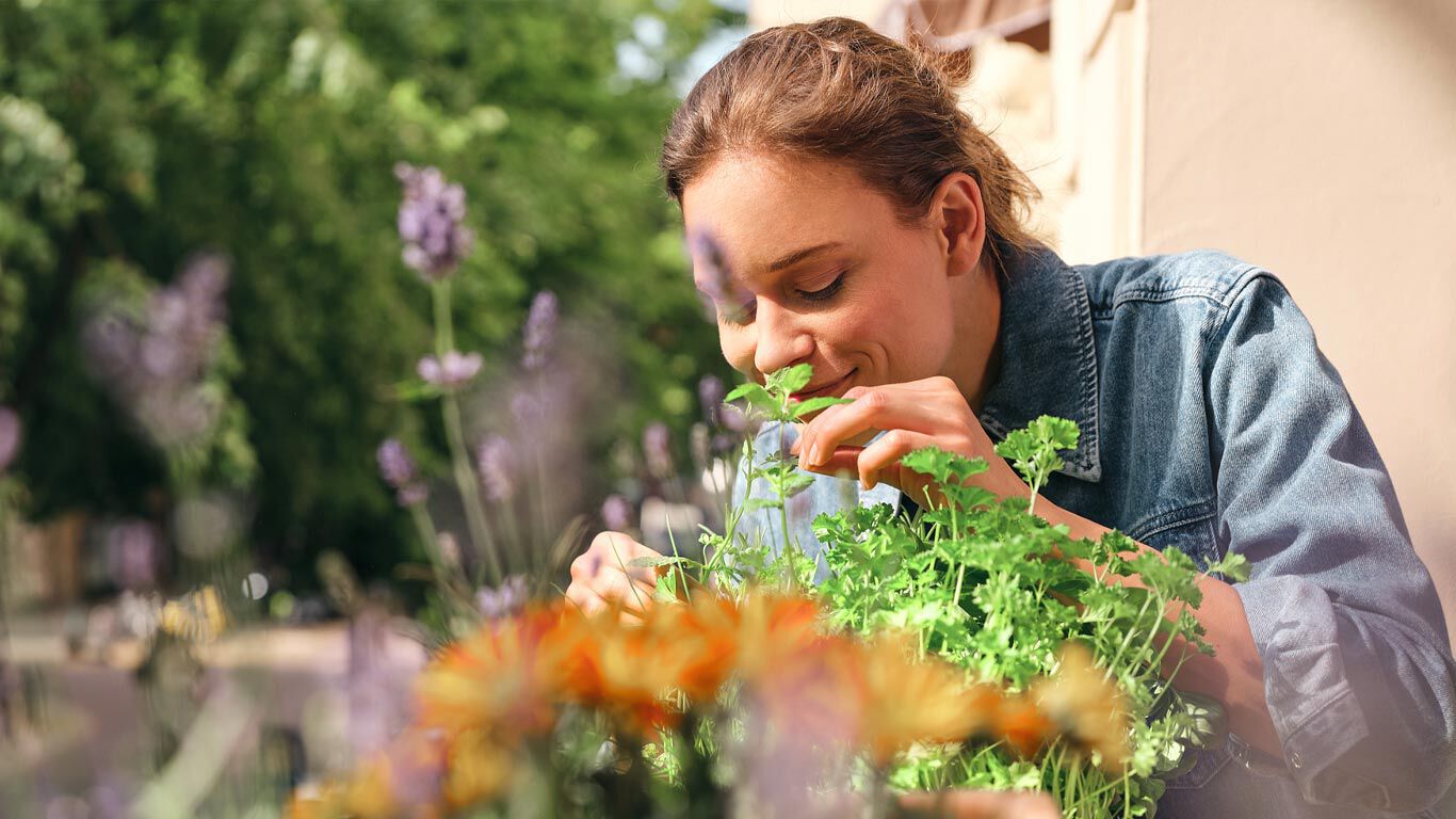 La femme sent les herbes.