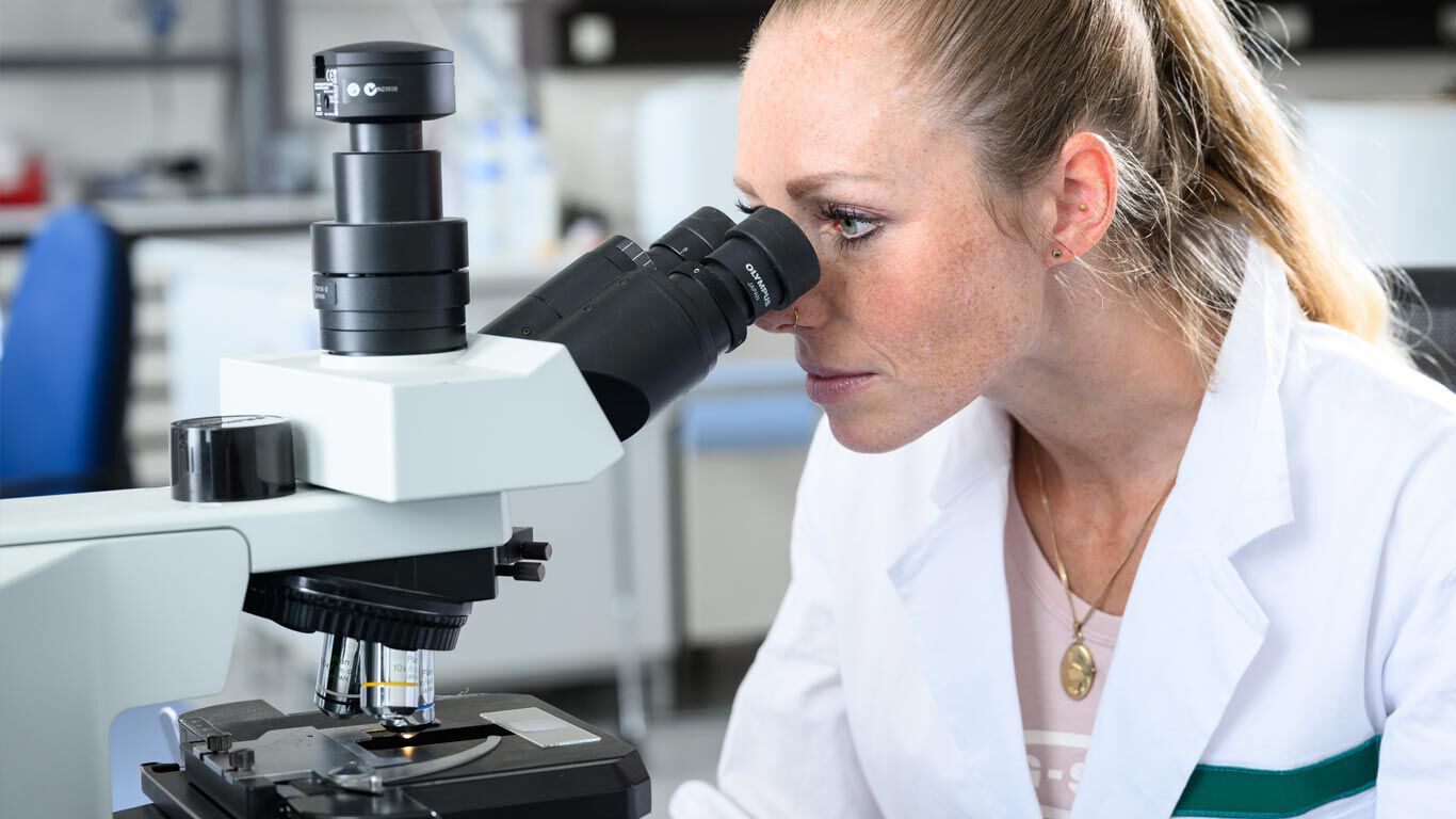 Une collaboratrice du laboratoire Kneipp contrôle la qualité.