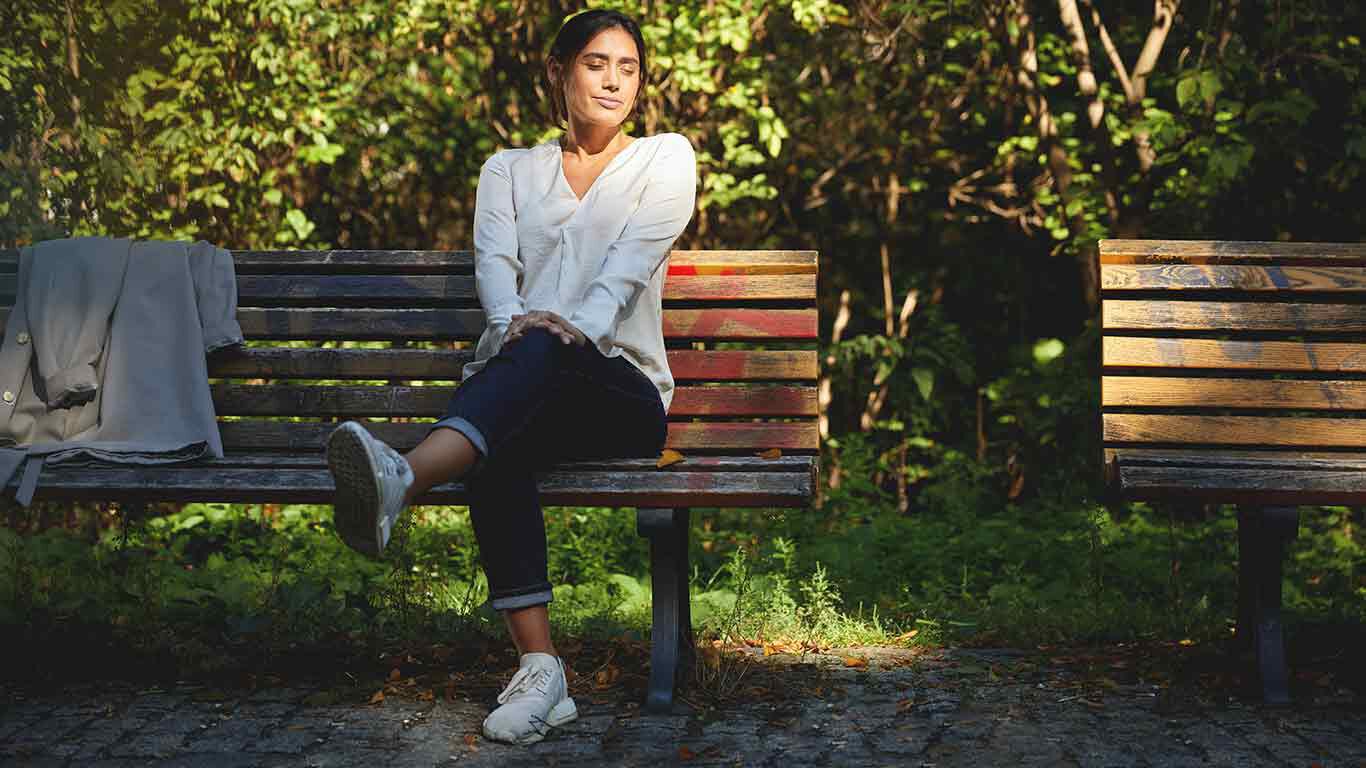 Femme assise sur un banc.