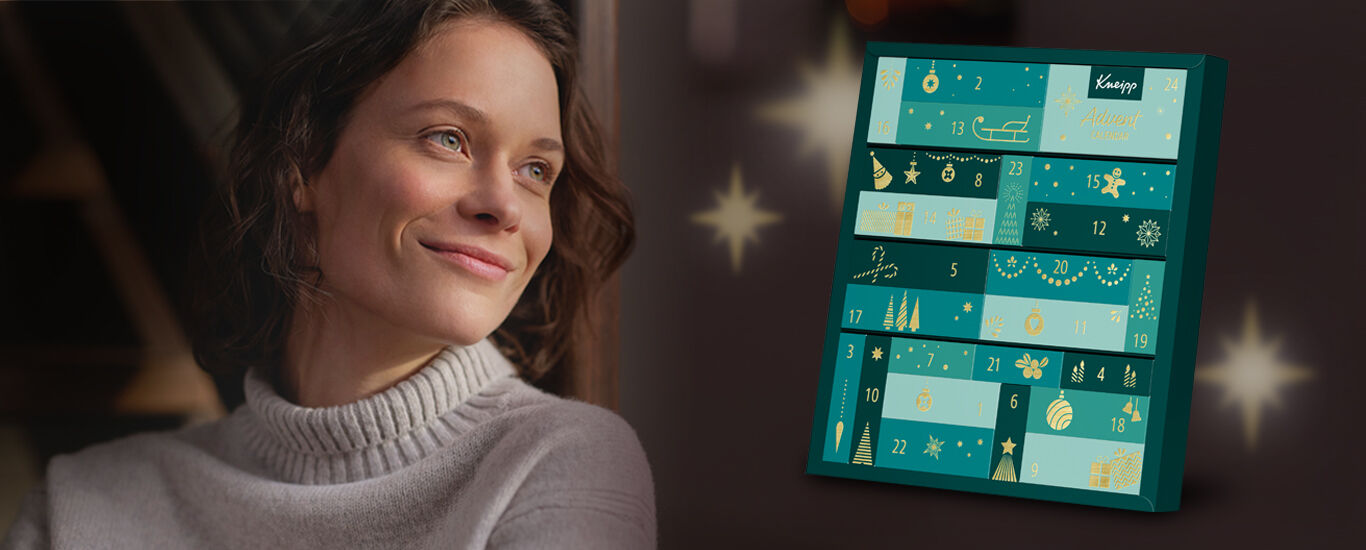 Femme souriante avec illustration du calendrier de l'Avent au premier plan