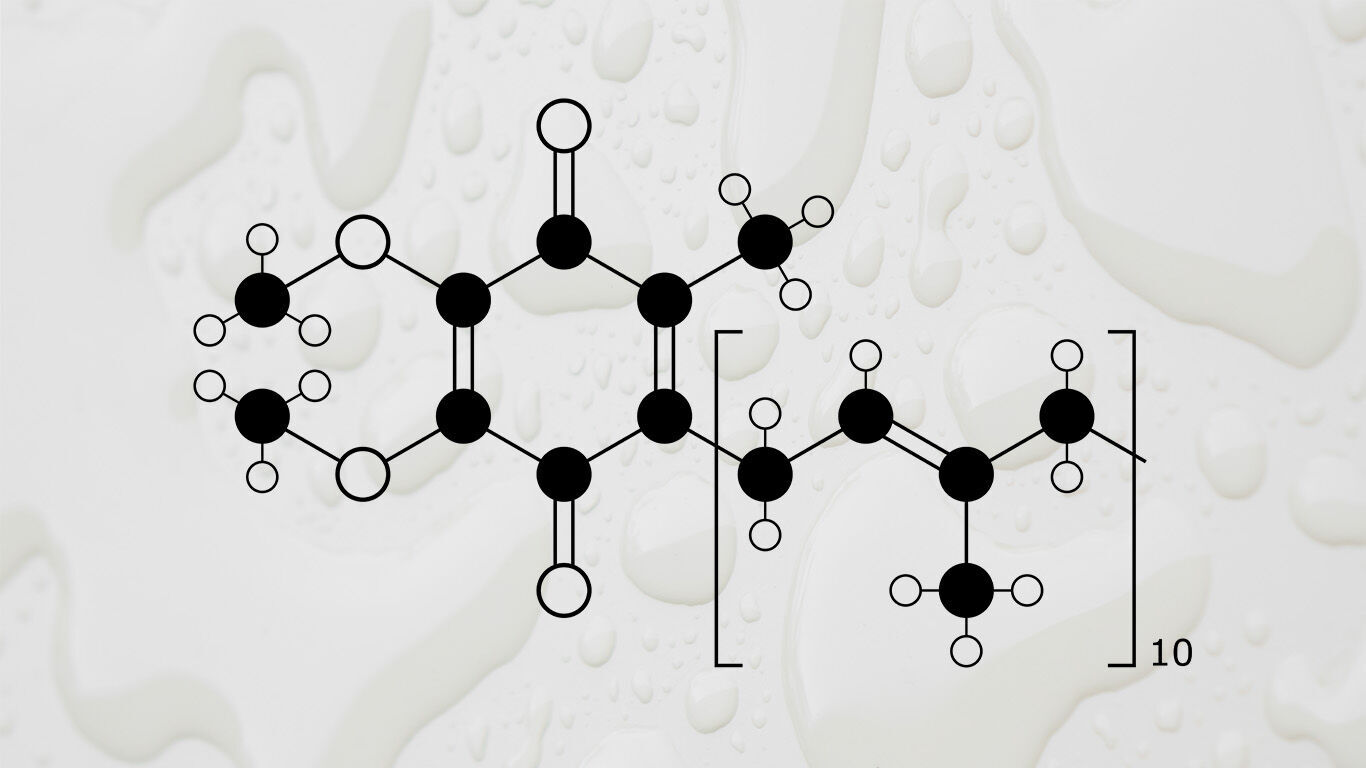 Formule chimique de Q10 sur un fond clair avec des gouttes d'huile.